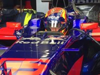 Sainz, sobre el incidente con Kvyat: "No merece la pena ni discutirlo"