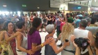 Protesta en el aeropuerto de Sevilla por la "deportación" de un migrante en un vuelo Barcelona-Dakar