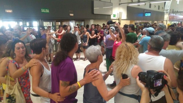 Acción de protesta de Abriendo Fronteras en el aeropuerto de Sevilla