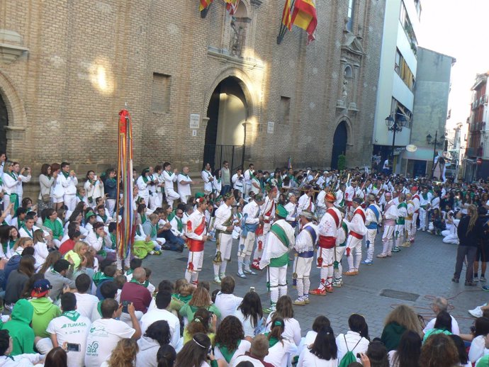 Actuación de los Danzantes de Huesca
