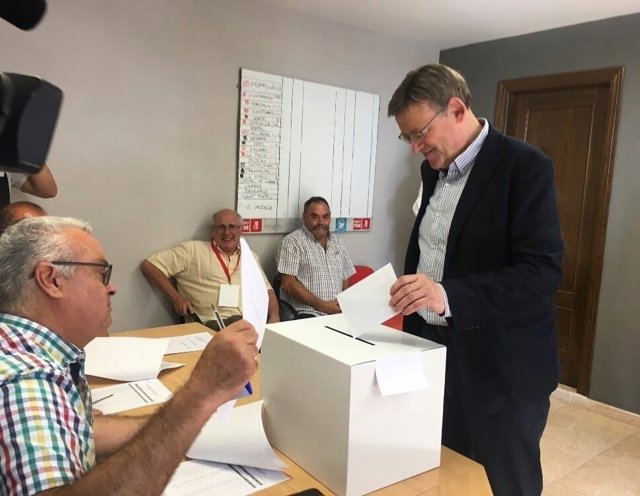 Ximo Puig vota en las primarias del PSPV en Morella