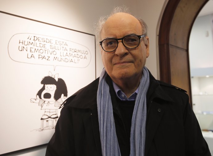 Quino en una exposición sobre Mafalda