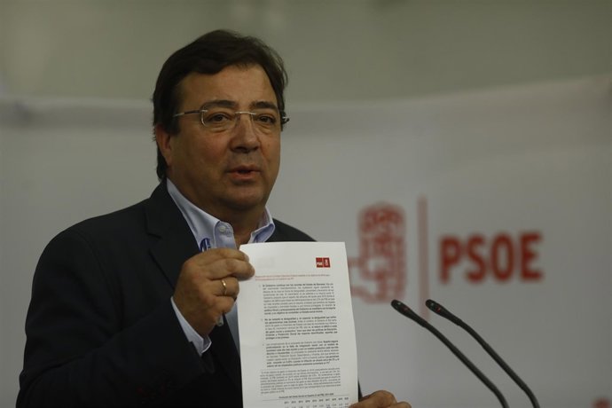 Guillermo Fernández Vara en rueda de prensa en Ferraz