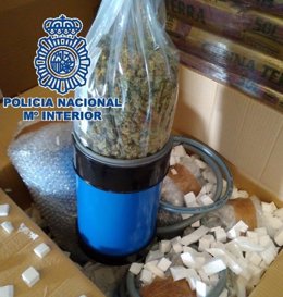 Marihuana oculta en un cilindro