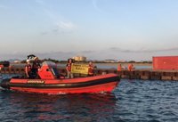 Greenpeace y ANSE devuelven parte de los escombros de Puerto Mayor "a sus responsables"