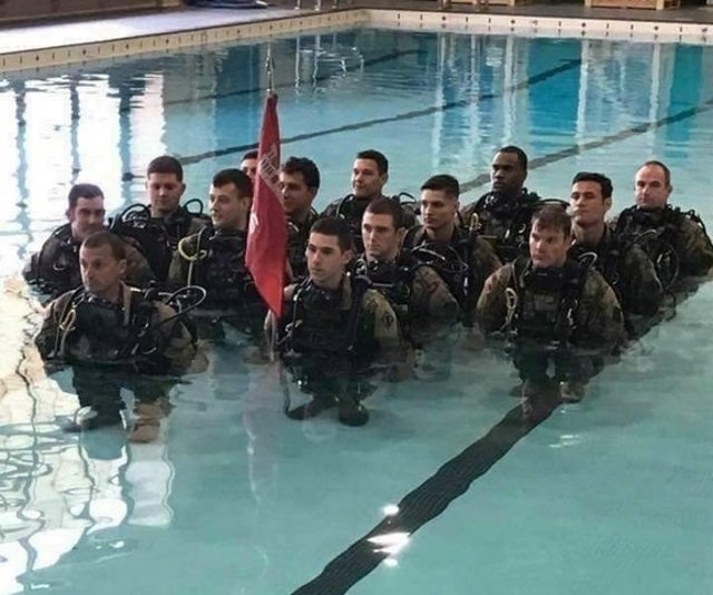 Soldados parcen enanos por la perspectiva con la que está tomada la foto