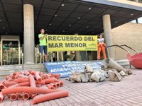 Greenpeace y ANSE devuelven parte de los escombros de Puerto Mayor "a sus responsables"