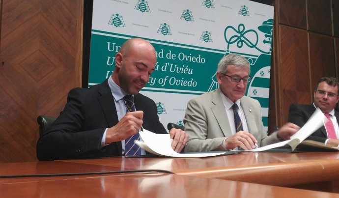 Firma convenio Universidad Oviedo y Axalta.