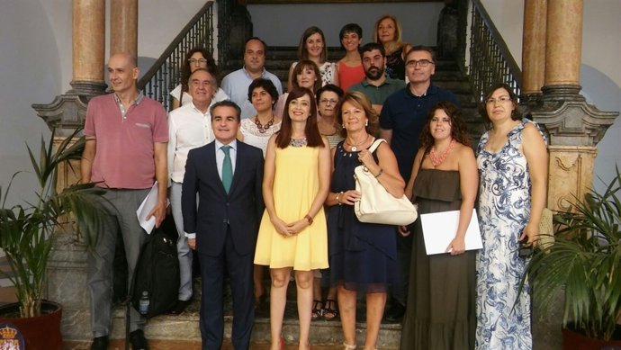 Cañete y Herrador (centro) junto a representantes de colectivos beneficiarios