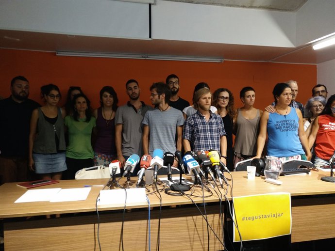 Roda de premsa de passatgers desallotjats d'un vol al Senegal