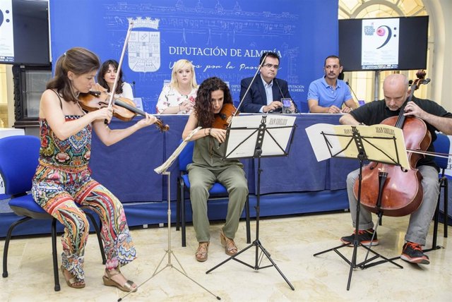 Antes de la presentación, se ha ofrecido una actuación de un trío de cuerda.