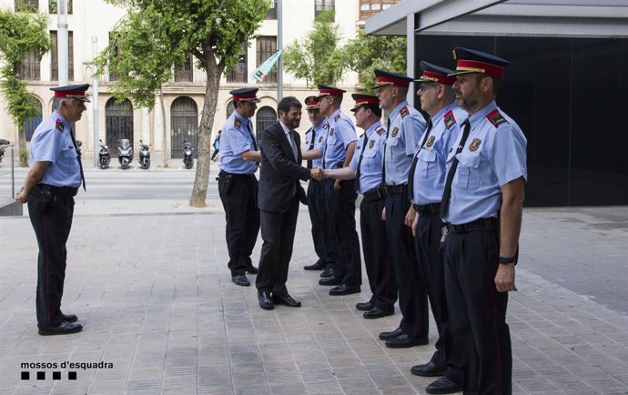 Albert Batlle saludant a Mossos