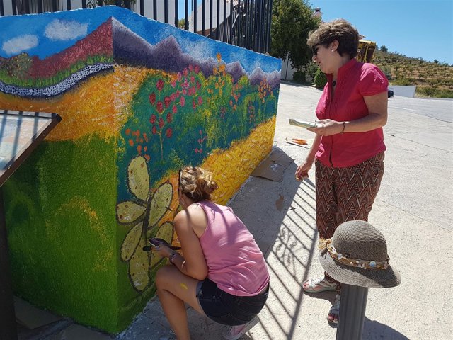 Las alumnas del taller han terminado el mural durante el mes de junio.