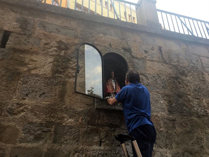 Colocación de la imagen de San Fermín.