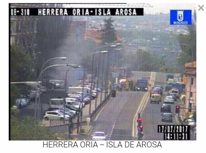 Cortada la avenida Herrera Oria por incendio de un autobús de la EMT