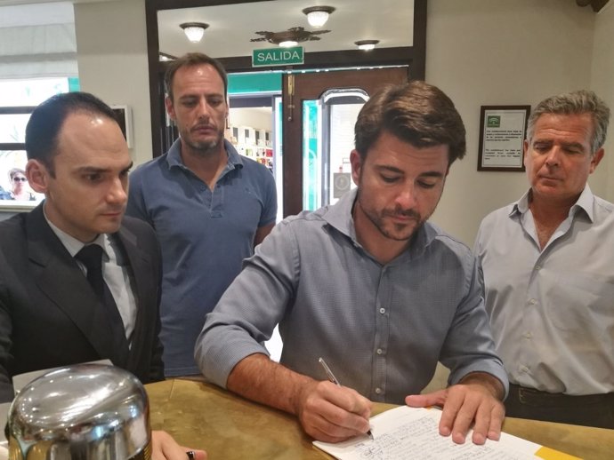 Beltrán Pérez firma en apoyo a La Campana.