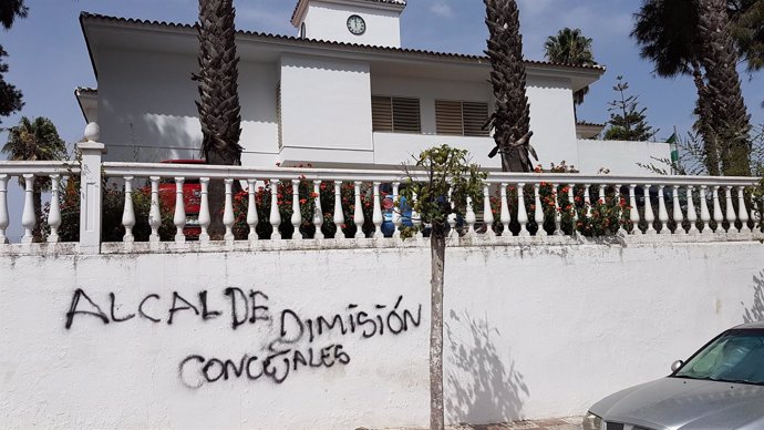 Pintadas en el Ayuntamiento de Espartinas.