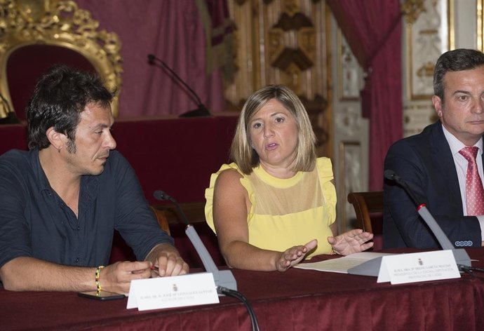 Irena García con Kichi y el rector de la UCA