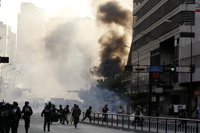 Las fuerzas venezolanas intensifican las redadas ante el auge de las protestas opositoras