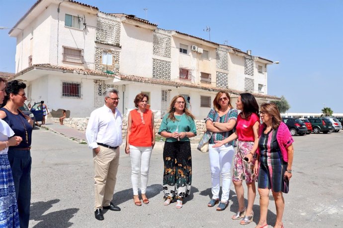 Purificación Gálvez (dcha.), junto a Crespín, en la visita a Puente Genil