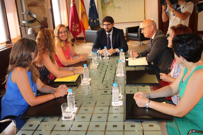 Fotos / El Presidente Recibe A La Presidenta De La Organiz Ación De Mujeres Empr