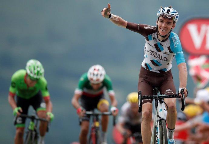 Romain Bardet celebra su triunfo