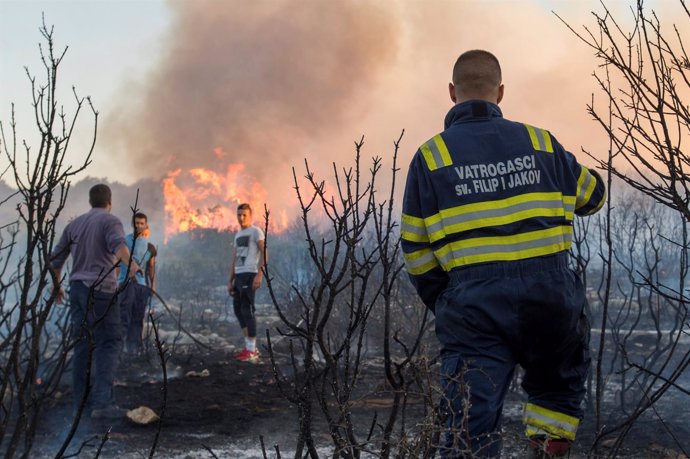 Bomberos croatas trabajan para controlar un incendio.