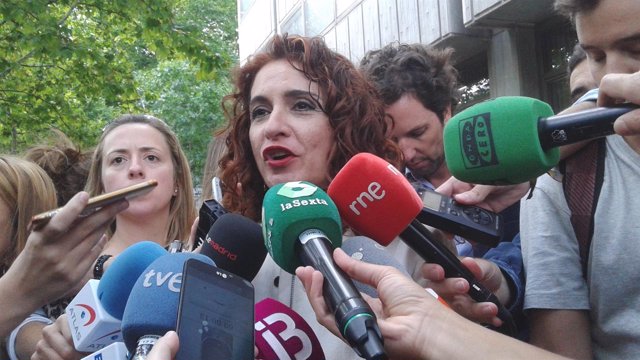 La consejera María Jesús Montero atiende a los medios a su llegada al CPFF