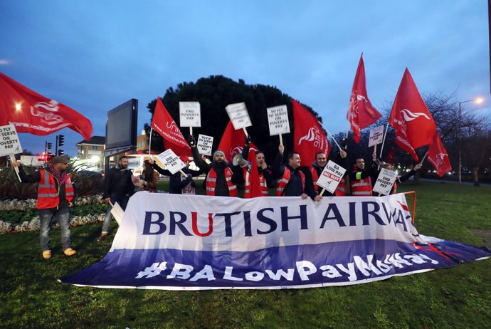 Trabajadores de British Airways protestan cerca del aeropuerto de Heathrow