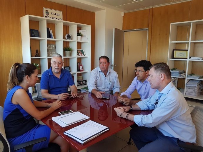 Reunión de miembros de la FOE con María José Bejarano. 