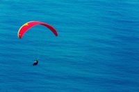 Fallece tras sufrir un accidente al estrellarse con un parapente contra una montaña en Mallorca