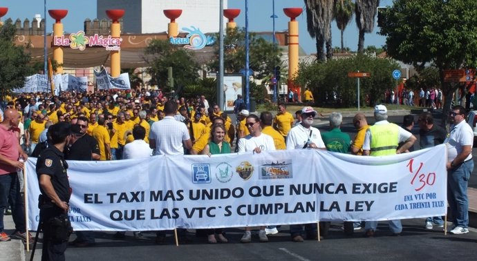 Manifestación protagonizada por el sector del taxi en Sevilla