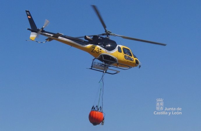 Un helicóptero del operativo contra incedios de la Junta de Castilla y León