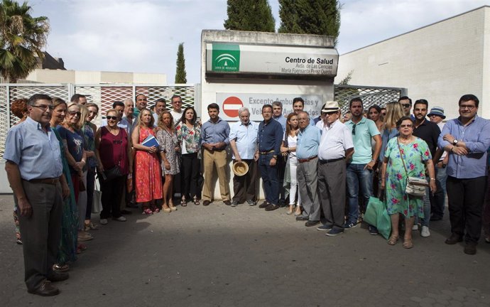 El PP ante el centro de salud.