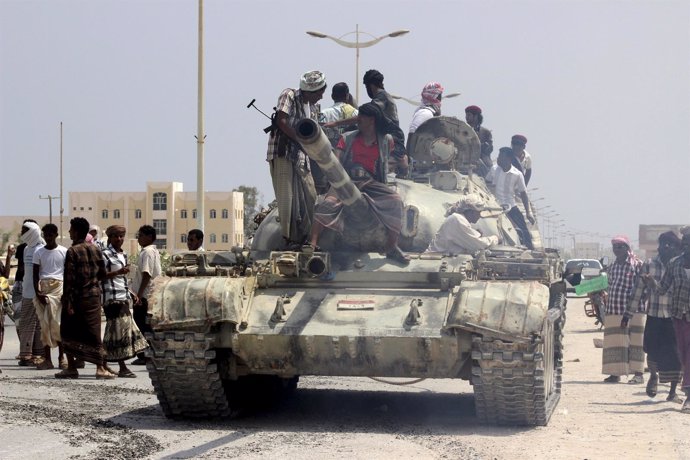 Milicianos de Al Qaeda sobre un carro de combate en el sur de Yemen