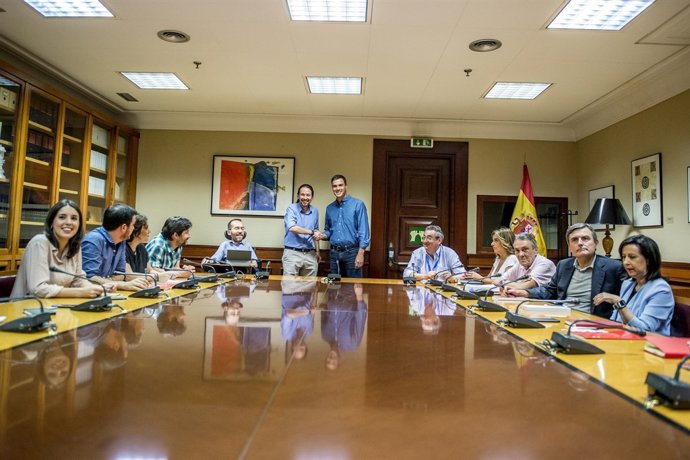 Reunió de PSOE i Podem, presidida per Pedro Sánchez i Pablo Iglesias