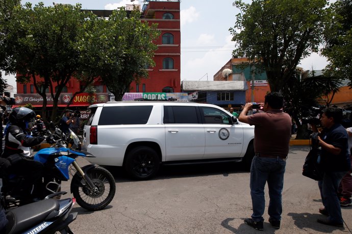 A journalist take pictures of a vehicle carrying Javier Duarte, former governor 