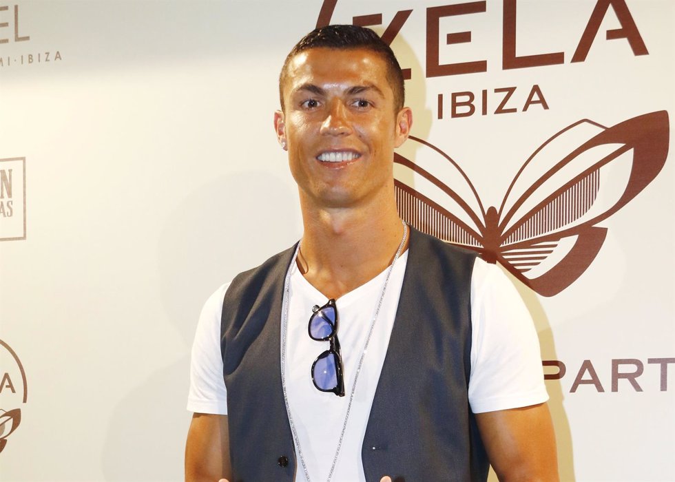 Cristiano Ronaldo apura sus vacaciones en Ibiza en la inauguración de Zela