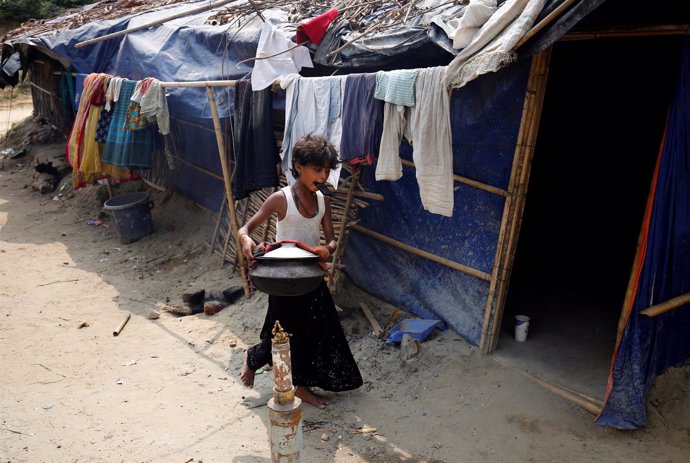 Niña refugiada rohingya en Bangladesh