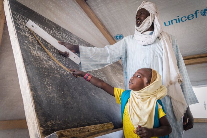 Una niña aprende en una escuela financiada por UNICEF