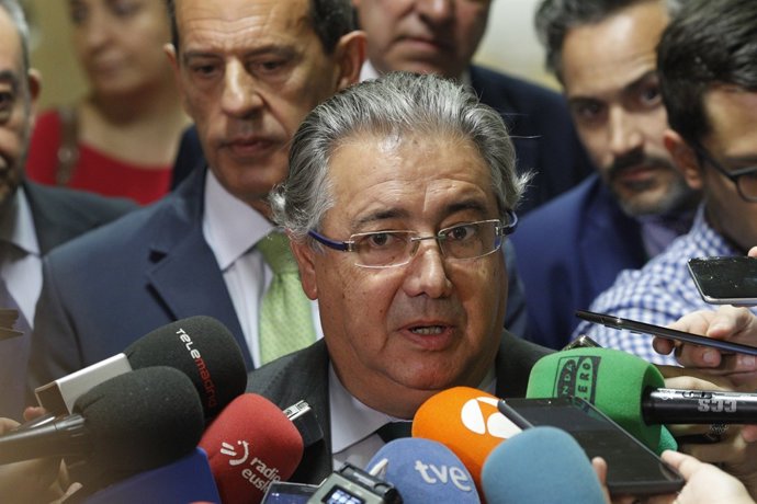 Juan Ignacio Zoido atén els mitjans al Congrés