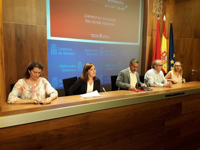 Miguel Laparra con miembros de su departamento.