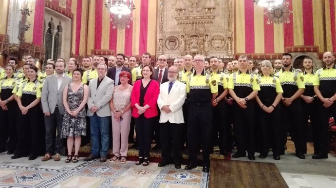 La alcaldesa Ada Colau con 49 nuevos agentes de la Guardia Urbana