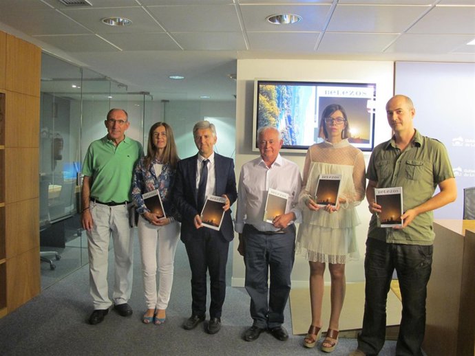 Los ponentes junto con el nuevo número de Belezos                               