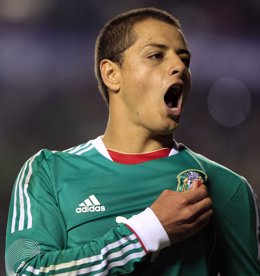 Chicharito Hernández celebra un gol con la selección de México