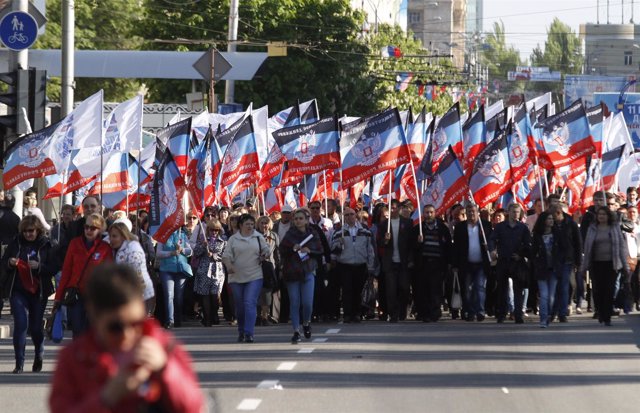 Manifestantes con la bandera de la autoproclamada República Popular de Donetsk