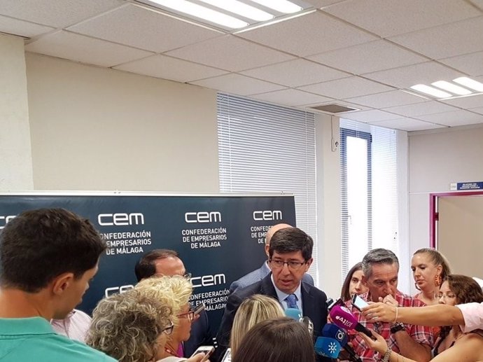 Juan MArín atiende a los medios de comunicación en Málaga Ciudadanos Cs 