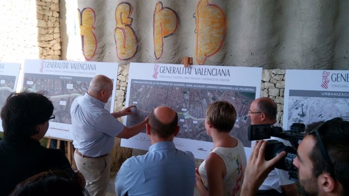 Echávarri y Salvador atienden las explicaciones sobre las obas de Vía Parque