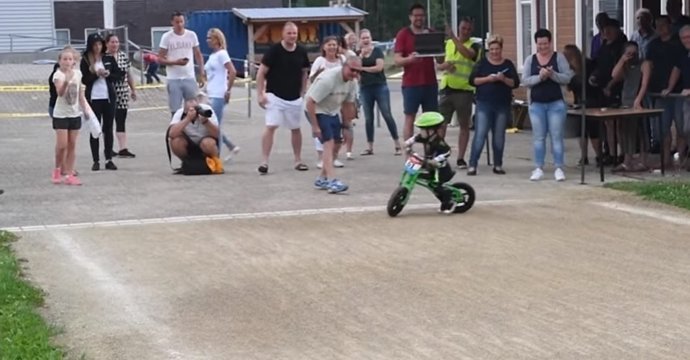 Niño da la vuelta antes de meta para seguir corriendo