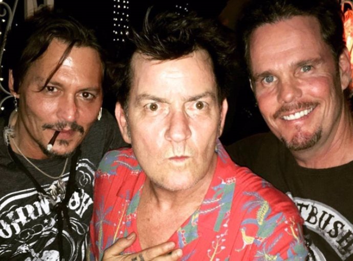 30 años de Platoon: Johnny Depp, Charlie Sheen y Kevin Dillon celebran  juntos el aniversario